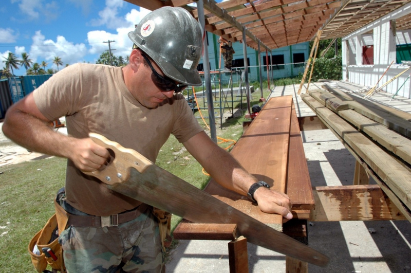 menuisier-CASTELLAR-min_worker_construction_building_carpenter_male_job_build_helmet-893290